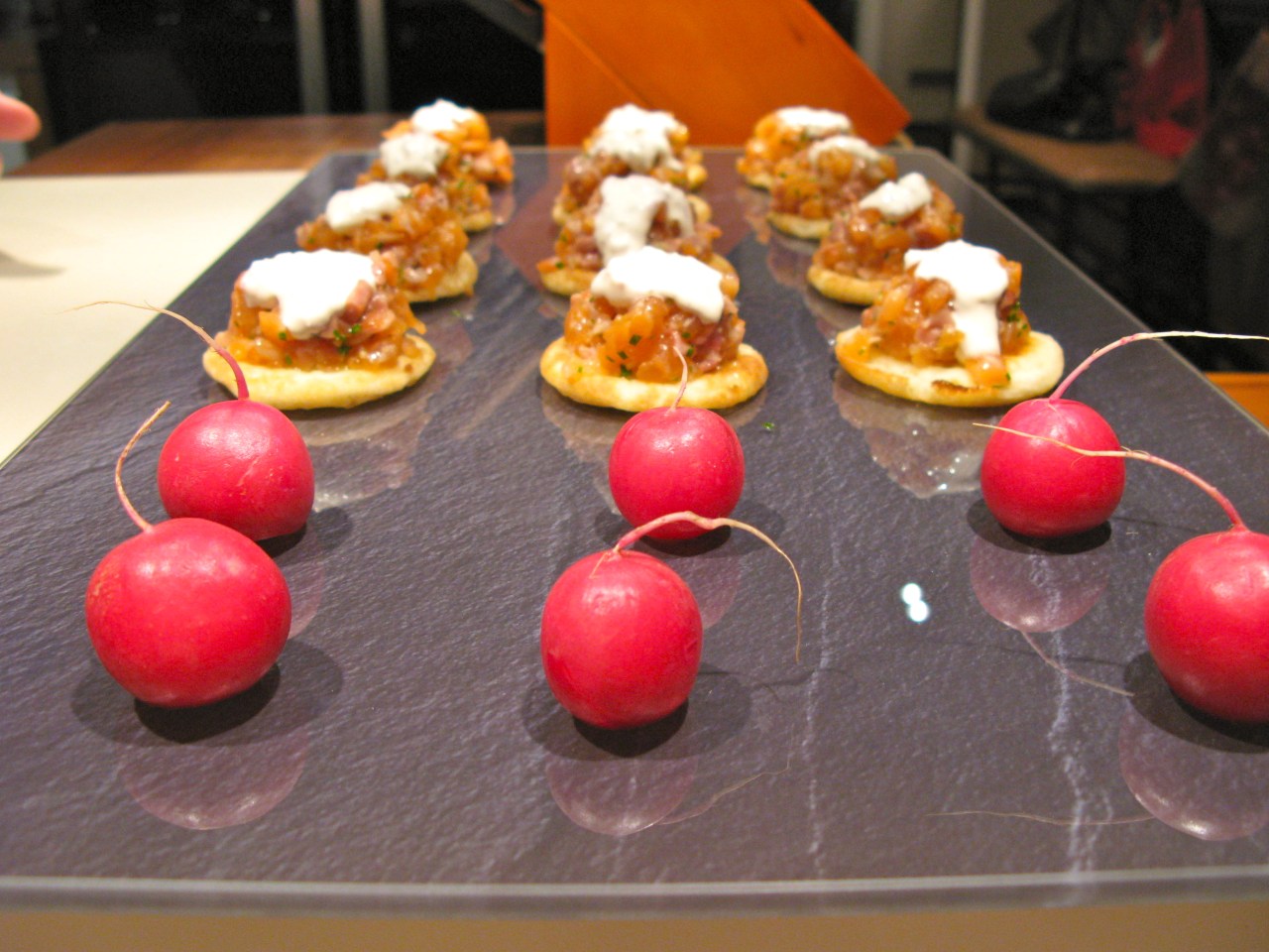 Lachstatar auf Blinis