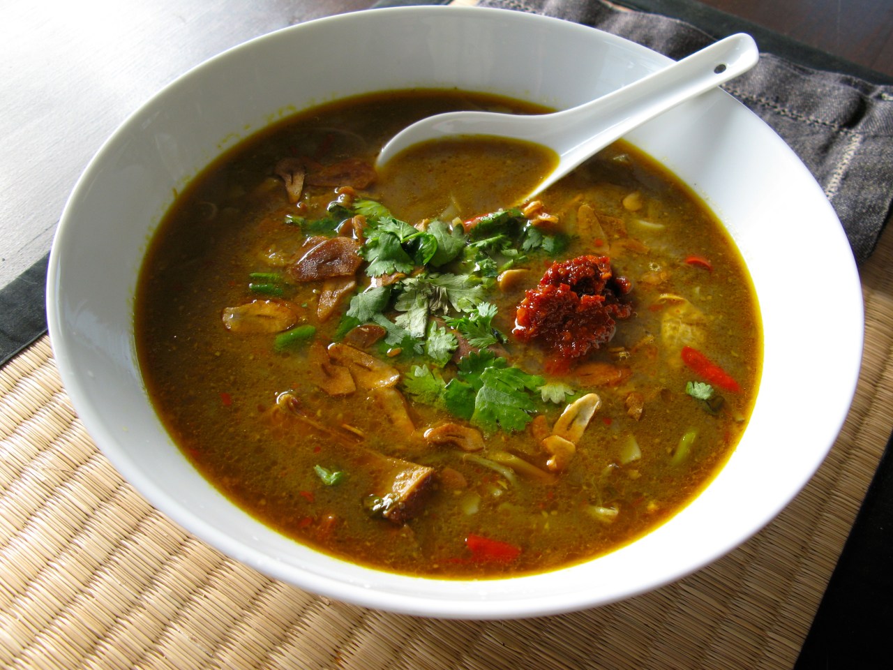 Soto Madura – indonesische Suppe mit Innereien, Reisnudeln und&nbsp;Gemüse