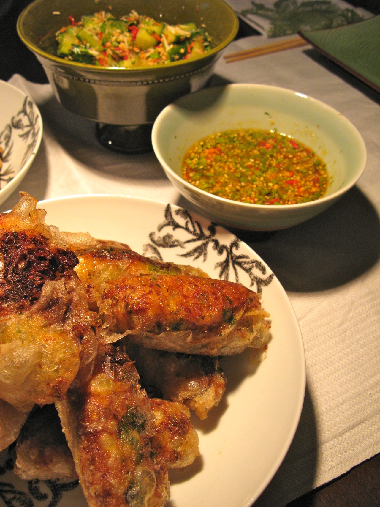 Frittierte Fischrollen mit asiatischem Gurkensalat und&nbsp;Chinakohl
