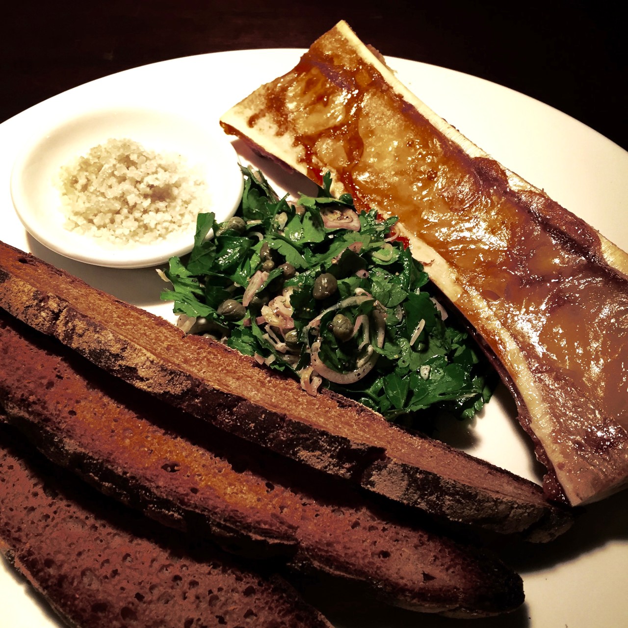 Geröstete Markknochen |&nbsp;Petersiliesalat