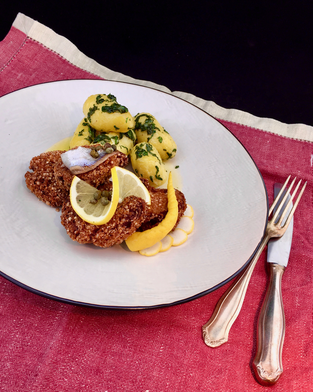 Gebackener Kalbskopf mit Petersilienkartoffeln